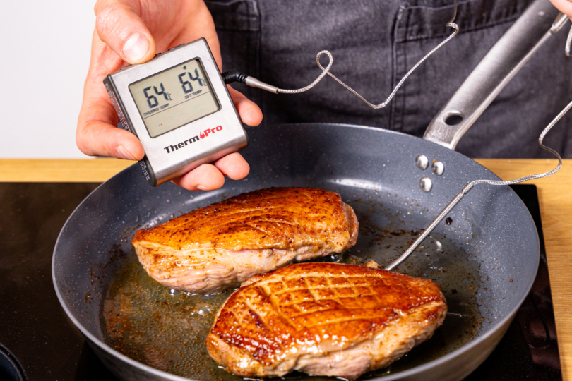 Kerntemperatur der Entenbrust mit Fleischthermometer messen