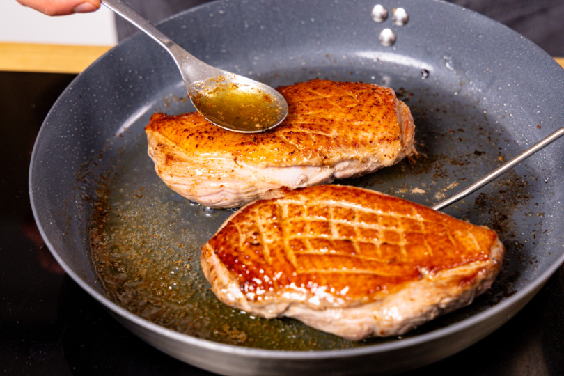 gebratene Barbarie-Entenbrust mit Fett übergießen