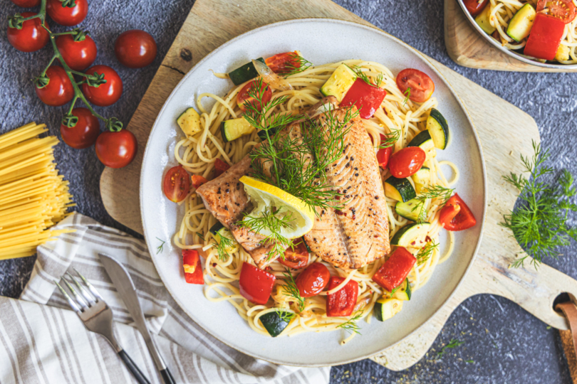 Gebratenes Wildlachsfilet mit Gemüse und Spaghetti