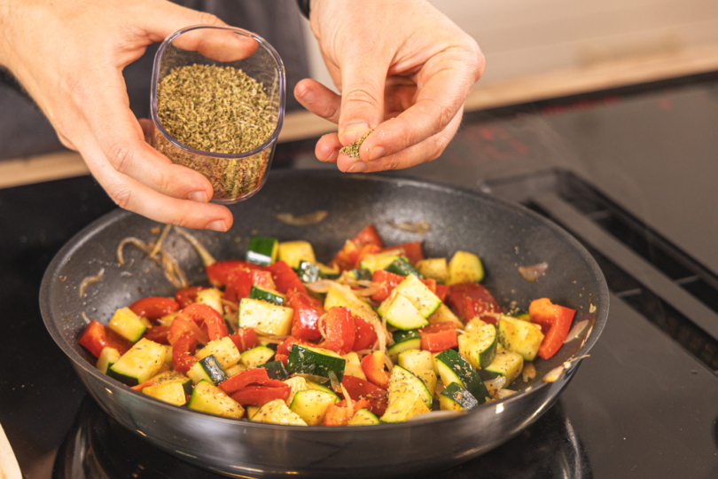 Gemüse mit Kräutern würzen