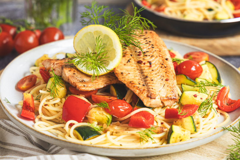 Gebratenes Wildlachsfilet mit Zitrone und Dill garnieren