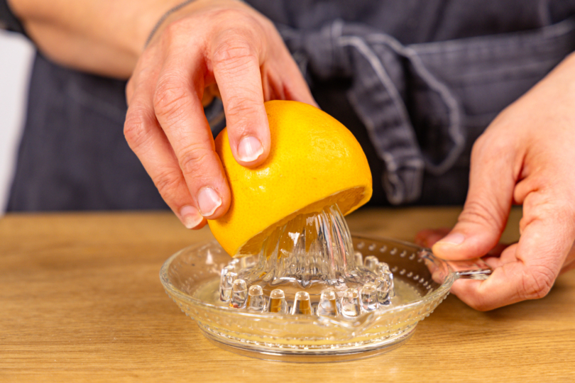 Orange mit Zitruspresse auspressen