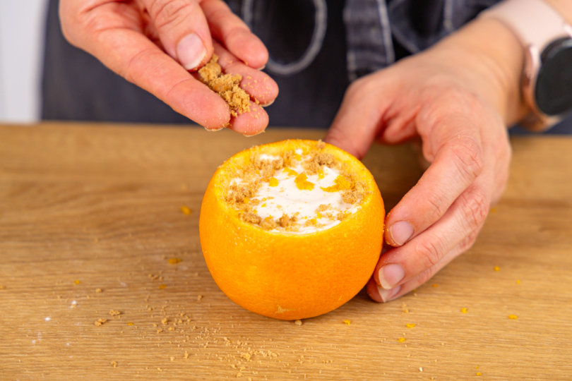 Gefüllte Orange mit zerbröseltem Spekulatius dekorieren