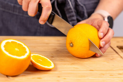 oberes Drittel der Orange abschneiden