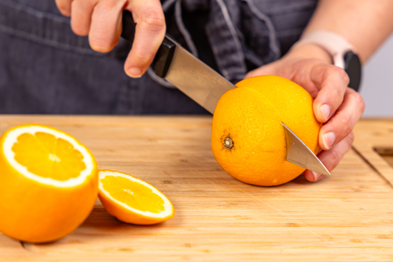 oberes Drittel der Orange abschneiden