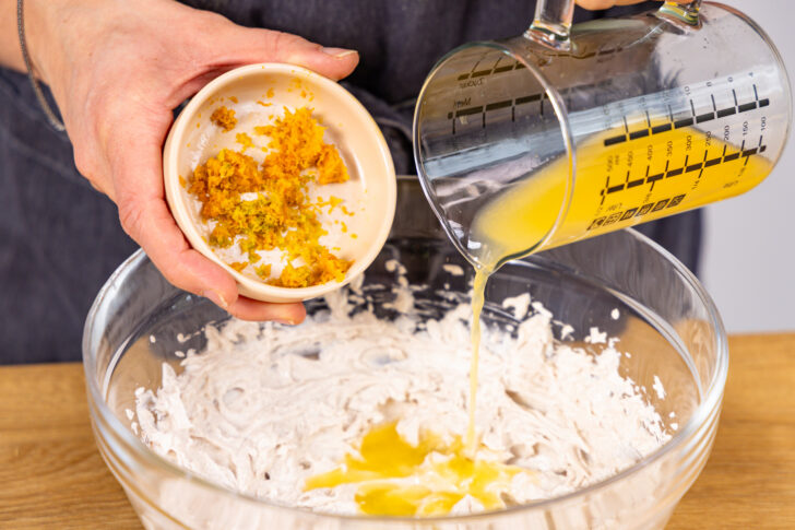 Orangenabrieb und -saft zum Quark geben