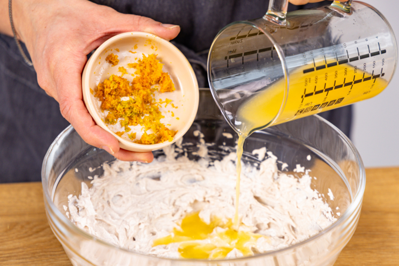 Orangenabrieb und -saft zum Quark geben