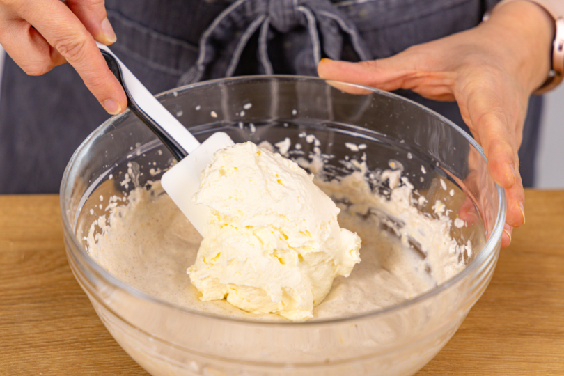 Sahne unter Quarkcreme heben