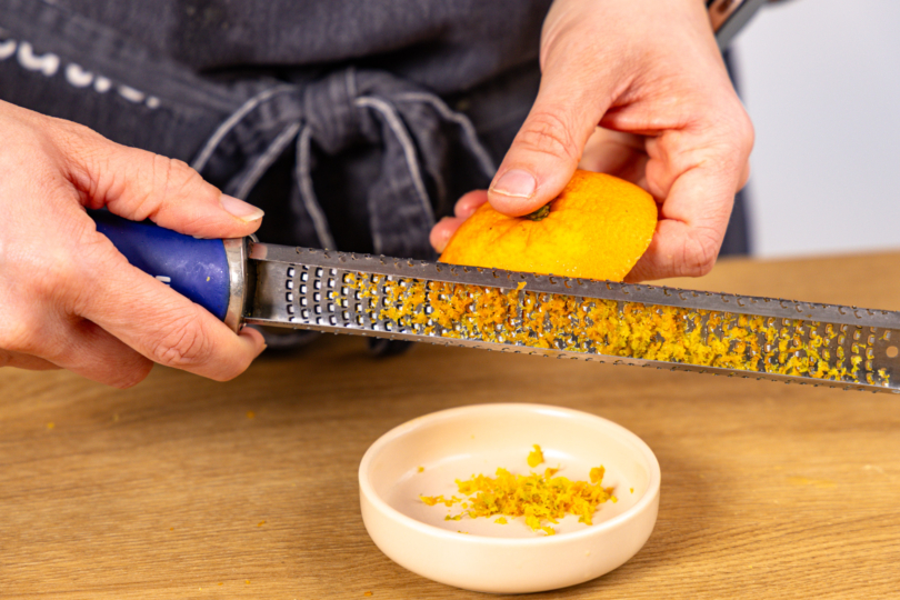 Orangenschale abreiben