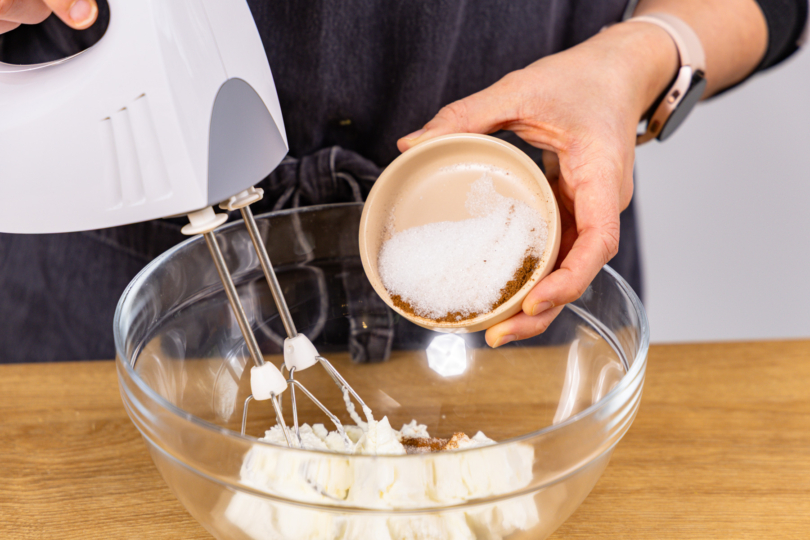 Quark mit ZUcker und Zimt glattrühren