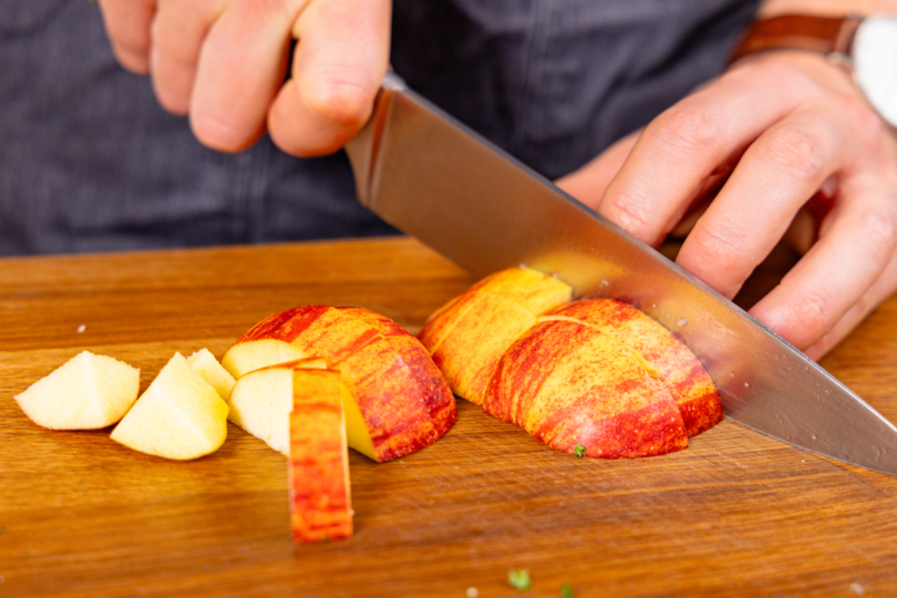 Apfel grob schneiden