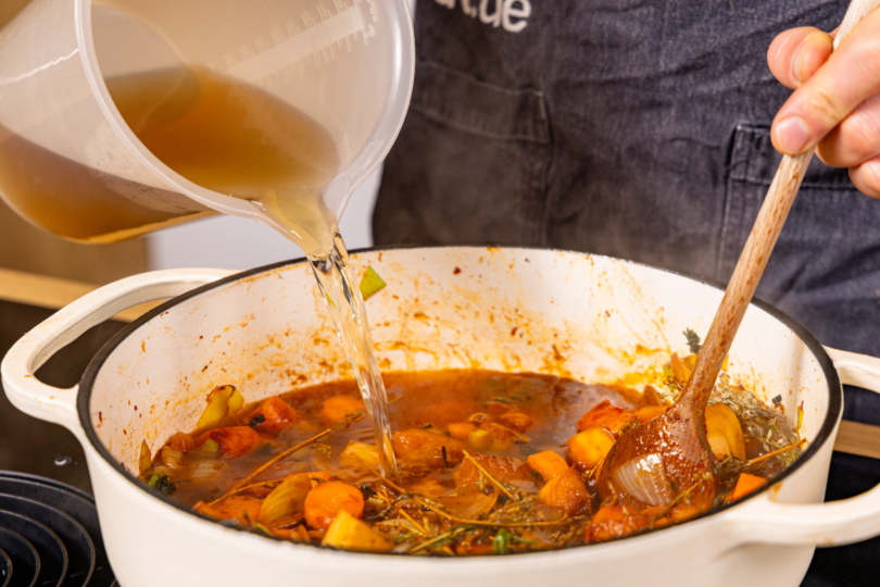 Gemüse mit Brühe aufgießen