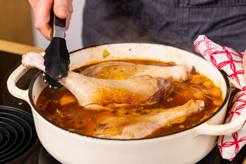 Gänsekeulen in Fond geben