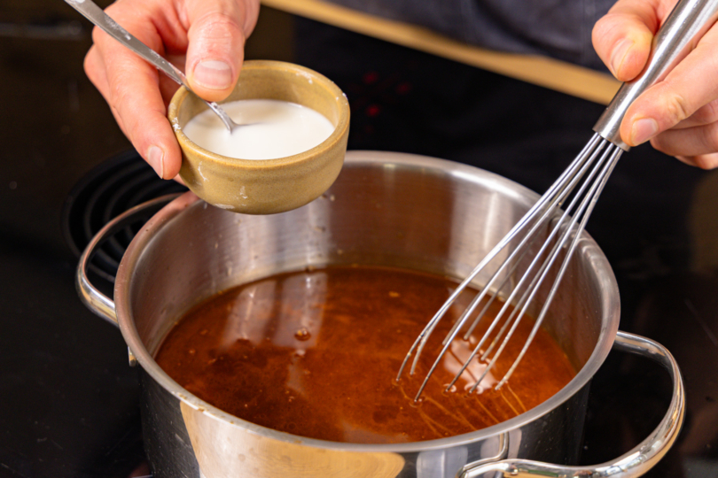 Sauce mit in Wasser gelöster Stärke abbinden