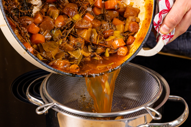 Fond durchs Sieb gießen