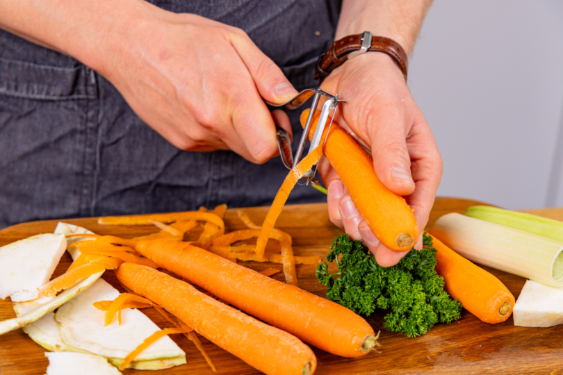Suppengemüse putzen und schälen