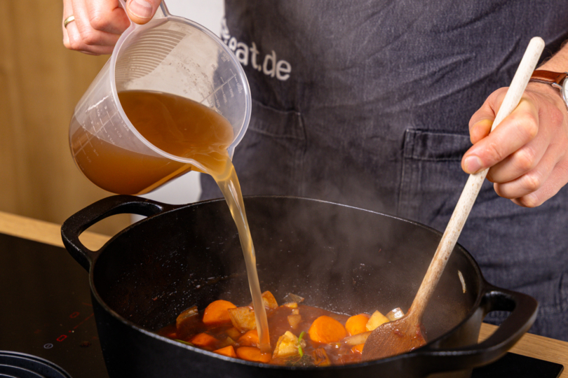 Gemüsebrühe aufgießen