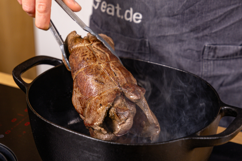 Rehkeule von allen Seiten scharf anbraten