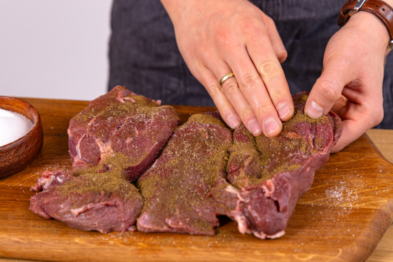 Rehkeule mit Wildgewürz einreiben