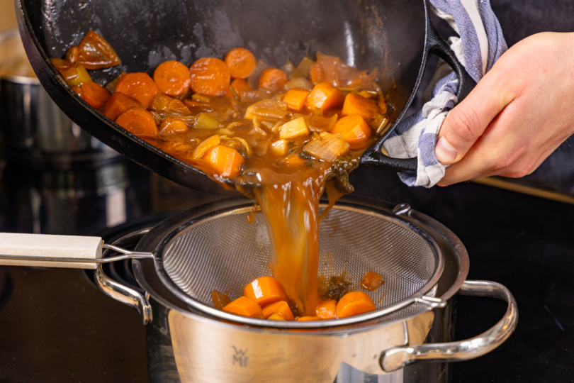 Soße durchs Sieb abgießen