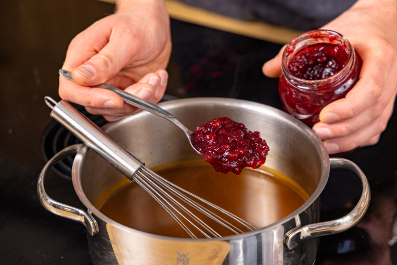 Soße mit Preiselbeeren verfeinern