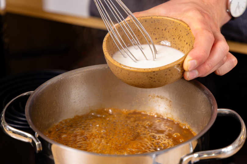 Soße mit in Wasser gelöster Stärke abbinden