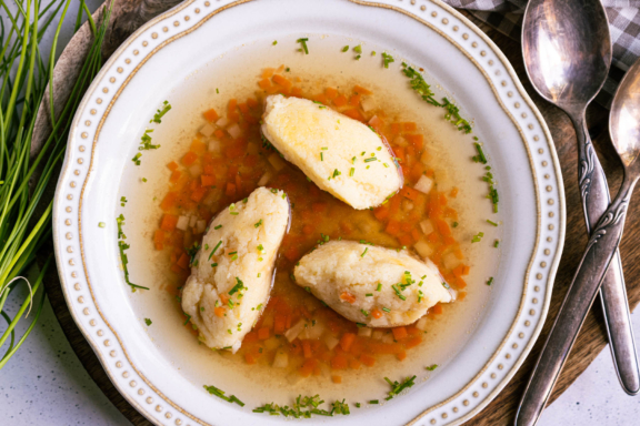 Grießnockerlsuppe nach Omas Rezept Grießnockerlsuppe nach Omas Rezept