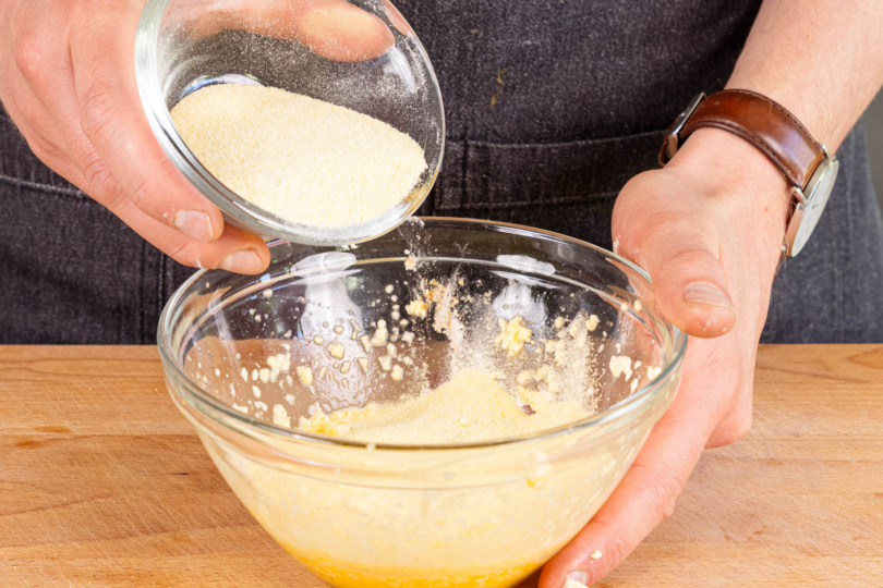 Hartweizengrieß unterrühren und die Masse quellen lassen