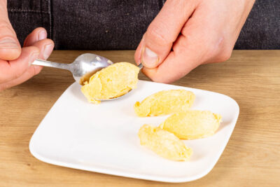 Grießnockerl formen