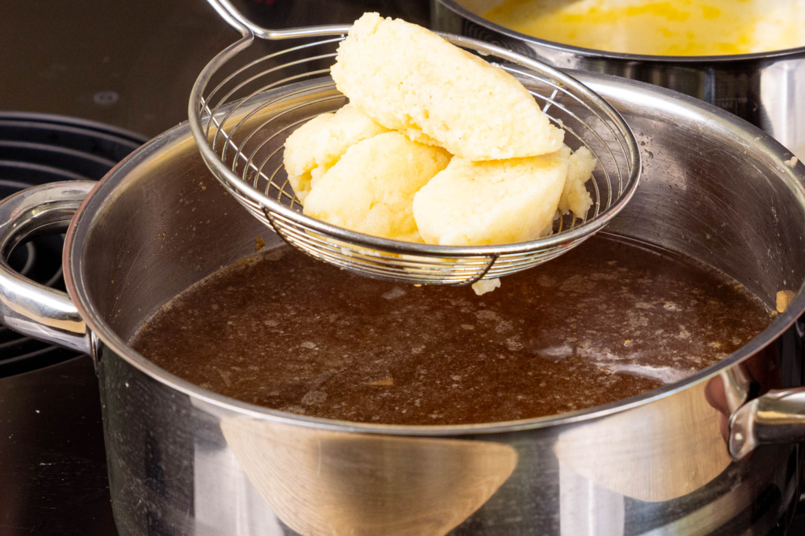 Grießnockerlsuppe nach Omas Rezept Grießnockerlsuppe nach Omas Rezept