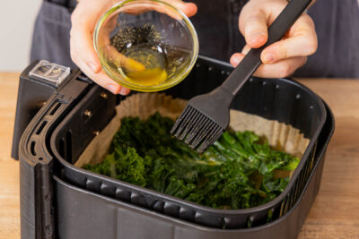 Grünkohlblätter mit Marinade einstreichen