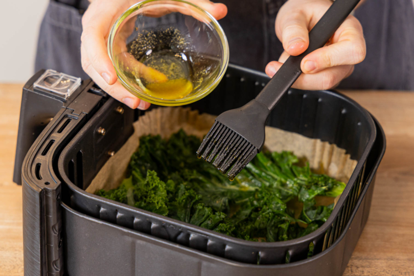 Grünkohlblätter mit Marinade einstreichen
