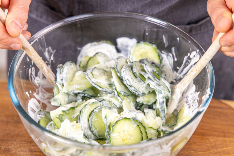 Gurkensalat vermengen