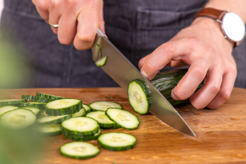 Gurken in Scheiben schneiden