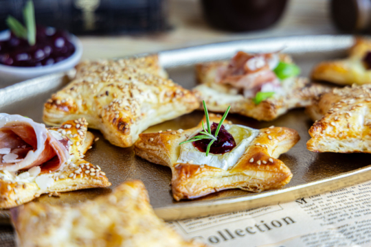 Herzhafte Blätterteigsterne mit Camembert