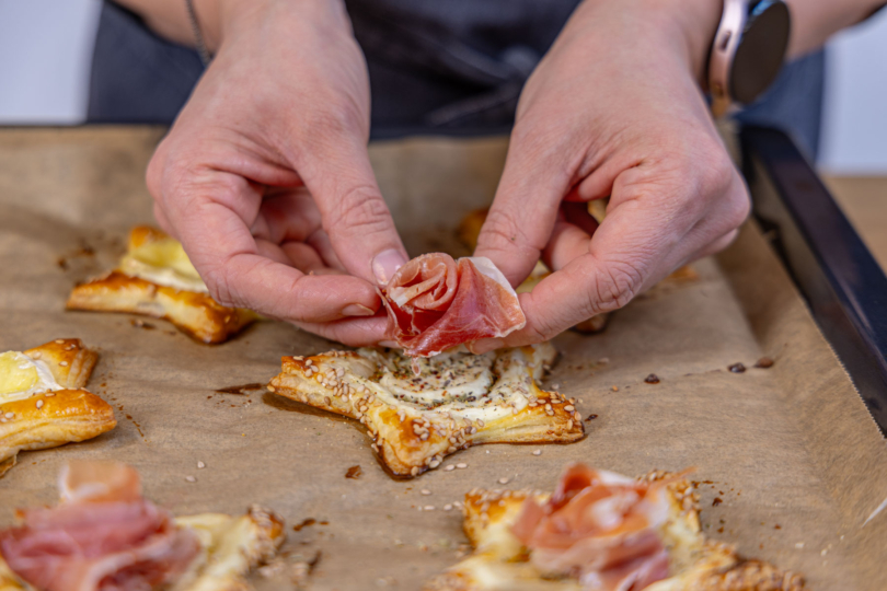 Herzhafte Blätterteigsterne belegen