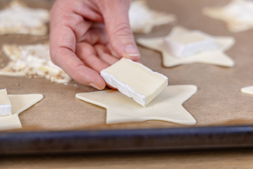 Camembert auf den Teig legen