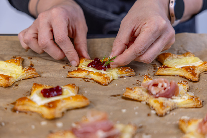 Herzhafte Blätterteigsterne dekorieren