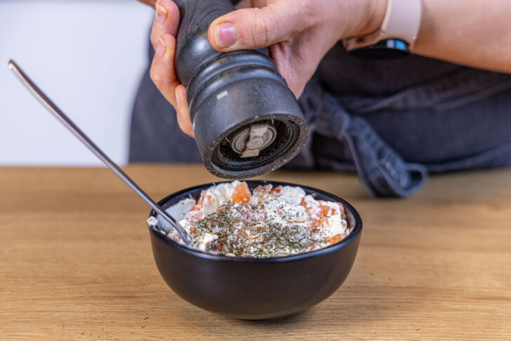 Lachsmasse würzen