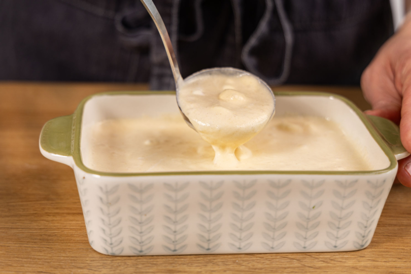 Teig in die Auflaufform geben