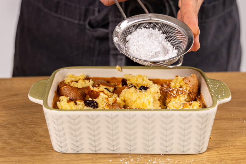 Puderzucker über Kaiserschmarrn aus dem Airfryer verteilen