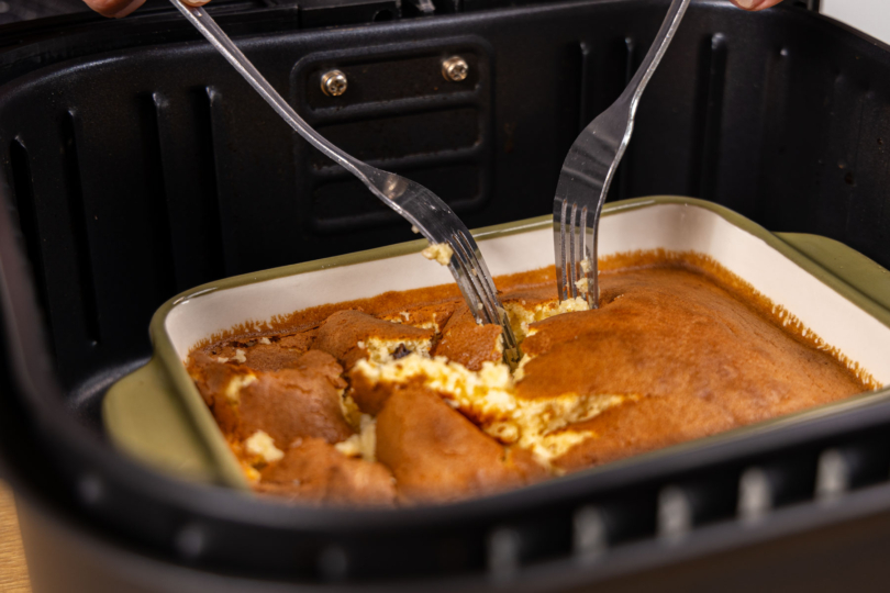 Kaiserschmarrn aus dem Airfryer mit Gabeln zerrupfen