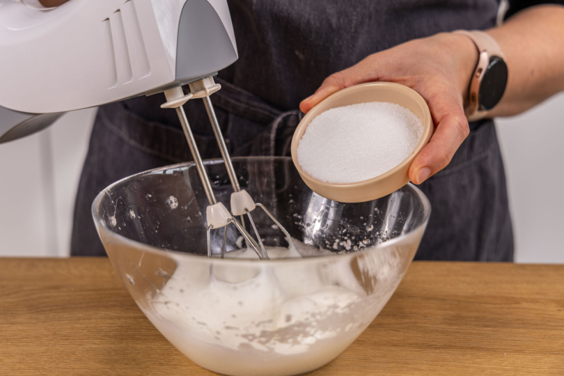 Zucher mit Eischnee steif schlagen