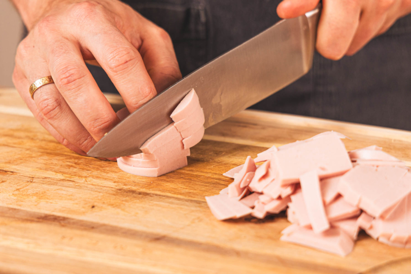 Fleischwurst schneiden