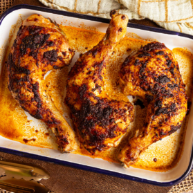 Knusprige Hähnchenkeulen im Backofen zubereiten