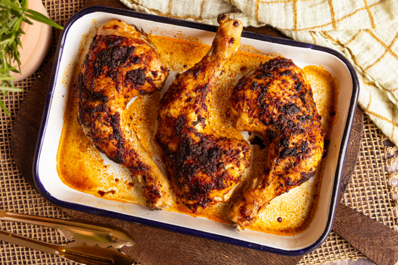 Knusprige Hähnchenkeulen im Backofen zubereiten