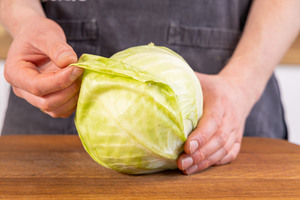 Äußere Blätter vom Weißkohl entfernen