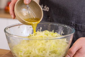 Dressing zum Krautsalat geben