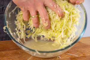 Flüssigkeit im Krautsalat