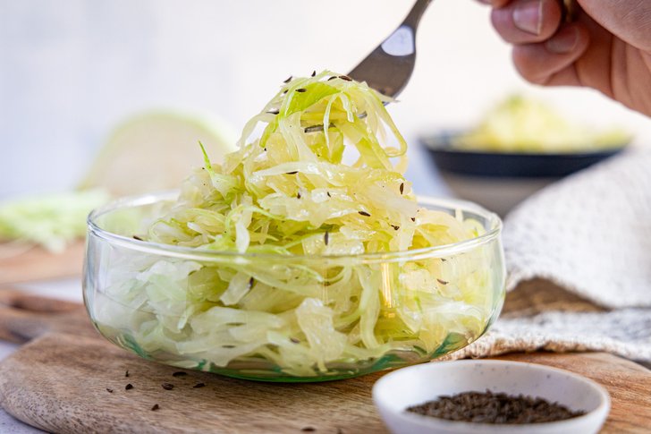 Krautsalat mit Gabel